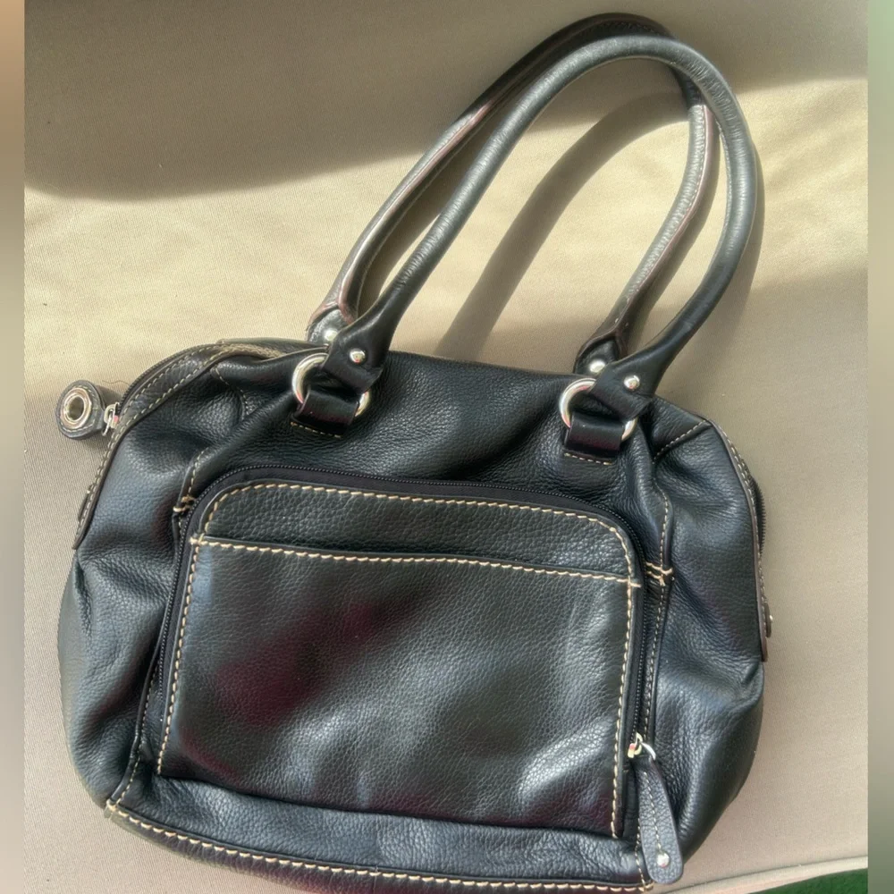 Black handbag purse, Tignanello w/ their iconic lining and multiple compartments - Picture 9 of 10